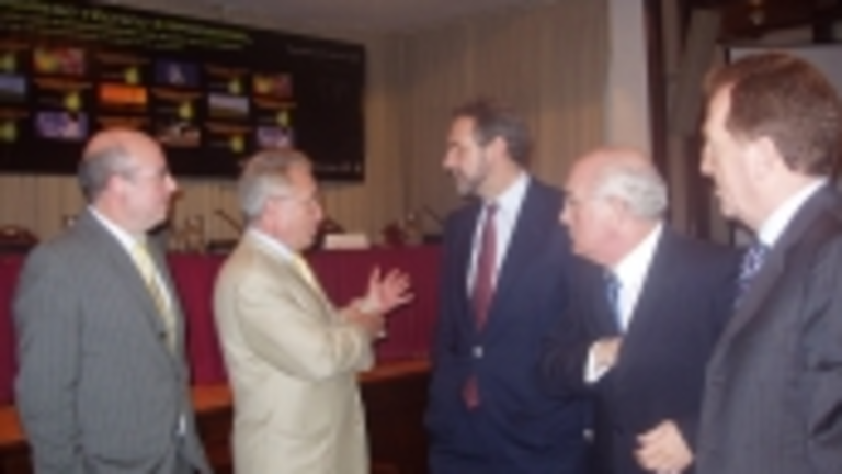 El conselleiro de Econom&iacute;a, Fern&aacute;ndez Antonio (C), conversa con Jos&eacute; Manuel Caneiro, de Caixa Galicia, en presencia de Manuel Luis Rodr&iacute;guez (1&ordm; izda.), y de Antonio Fontenla (2&ordm; dcha.), en el &uacute;ltimo congreso celebrado en Montevideo.