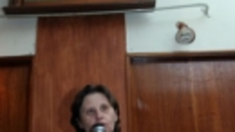 Ramos se dirige a los socios debajo del retrato de la directiva fundadora en 1918.