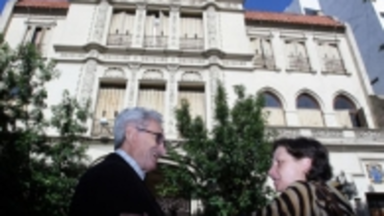 Ramos y Jos&eacute; Antonio Nespral, ante el Centro Asturiano de Buenos Aires.