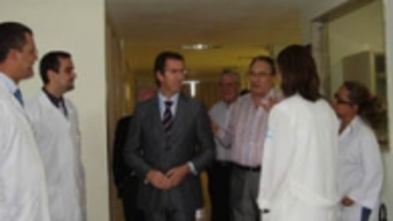 N&uacute;&ntilde;ez Feij&oacute;o, junto a Antas Fraga &ndash;a su izda.&ndash;, presidente del Hospital Espa&ntilde;ol de Bah&iacute;a, durante su visita al centro.