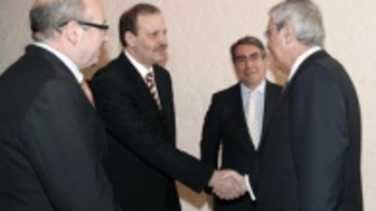 El presidente Touri&ntilde;o saluda a Antonio Cort&eacute;s, en presencia de Manuel Luis Rodr&iacute;guez, en su &uacute;ltima visita a M&eacute;xico.