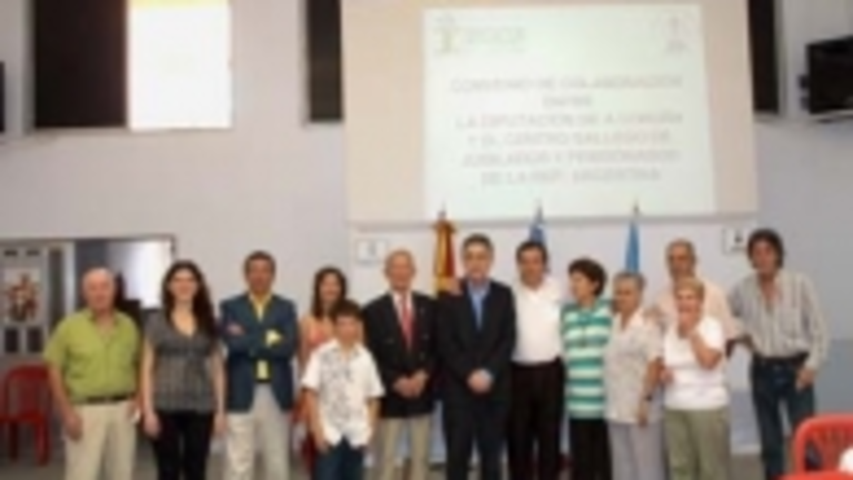 Integrantes de la comitiva de la Diputaci&oacute;n de A Coru&ntilde;a, con directivos del Centro Gallego de Pensionados y Jubilados.