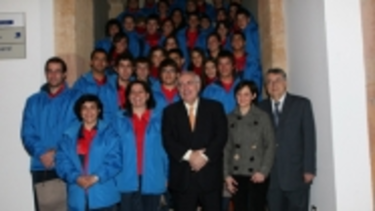 El presidente del Principado, en el centro, posa junto a los j&oacute;venes.