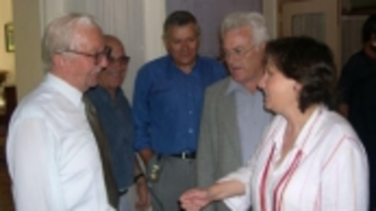 Ramos conversa con el emigrante asturiano Jos&eacute; Pel&aacute;ez, al que le prometi&oacute; incluirle en la &lsquo;Operaci&oacute;n A&ntilde;oranza&rsquo;.