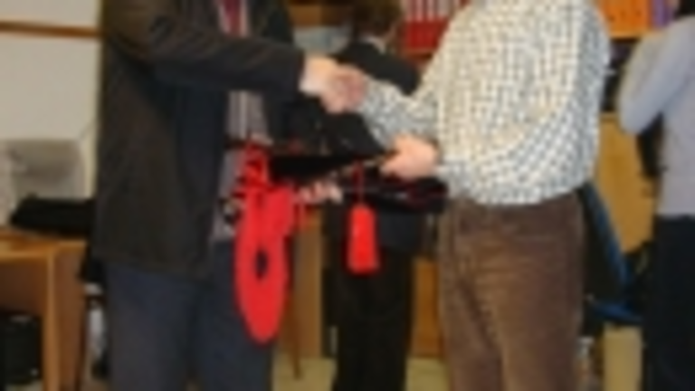 Manuel Luis entrega una gaita en la Asociaci&oacute;n Sementeira.