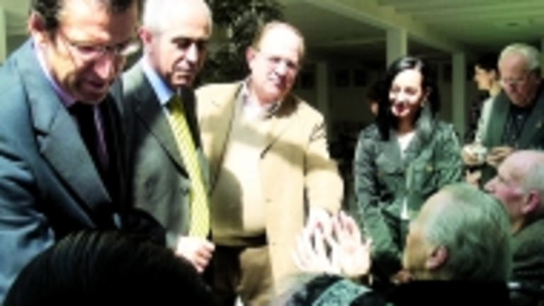 Feij&oacute;o saluda a una gallega del Hospital Espa&ntilde;ol.