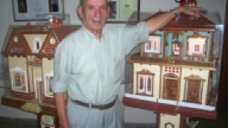 Gonz&aacute;lez muestra sus maquetas.