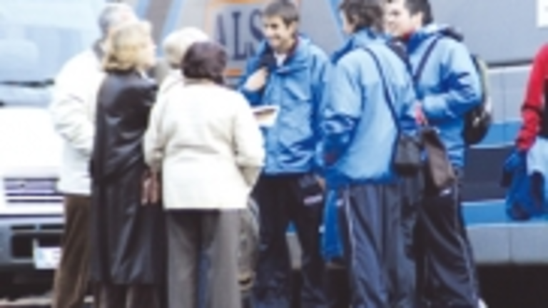 Varios j&oacute;venes charlan con un grupo de asturianos.