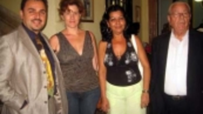 Plasencia y González con isleñas de Jovellanos.