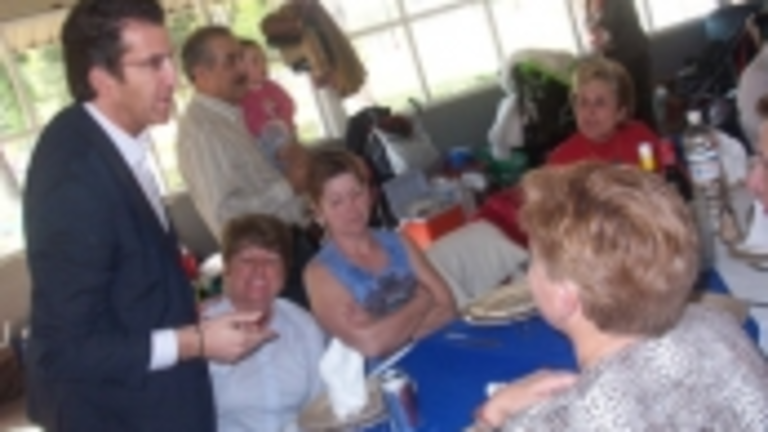 Feij&oacute;oo saluda a varias socias del Centro Gallego.