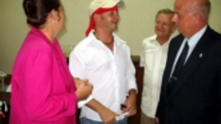 Orallo &ndash;a la dcha.&ndash; y M&eacute;ndez conversan con Eduardo Veit&iacute;a.