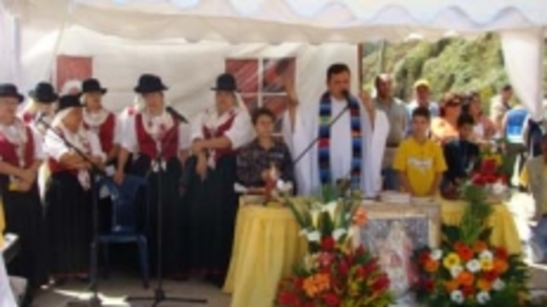 El presbítero Bladimir Lopera concelebró la misa con el Grupo Chaxiraxis. 