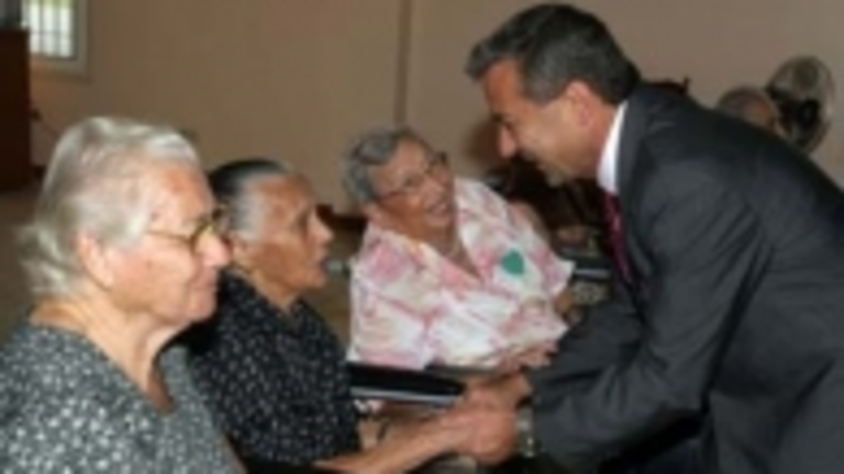 Rivero conversa con unas ancianas del interior de Venezuela.