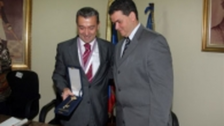 Rivero recibe las llaves de Los Salias.