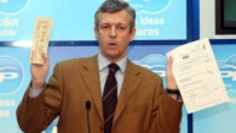 Alfonso Rueda, en la rueda de prensa en la que mostr&oacute; las pruebas de la denuncia.