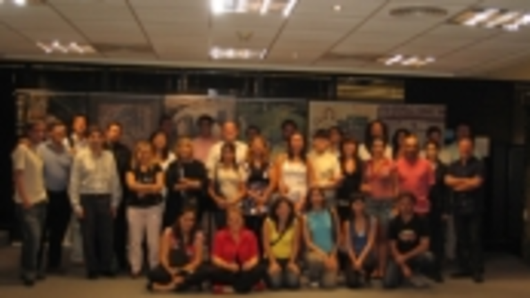 Manuel Luis Rodr&iacute;guez y Mar&iacute;a Jes&uacute;s Porteiro posan con los j&oacute;venes que asistieron al encuentro.