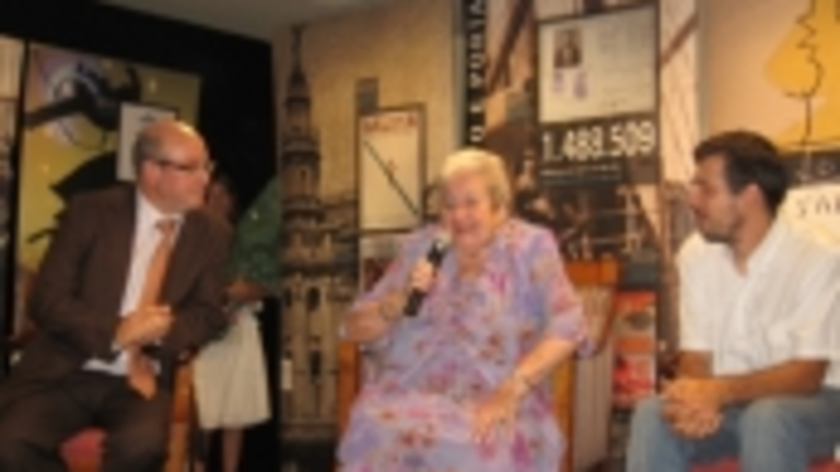 Maruja Boga, durante su discurso, junto a Manuel Luis Rodr&iacute;guez y Gustavo Fern&aacute;ndez, presidente de Xeito Novo.