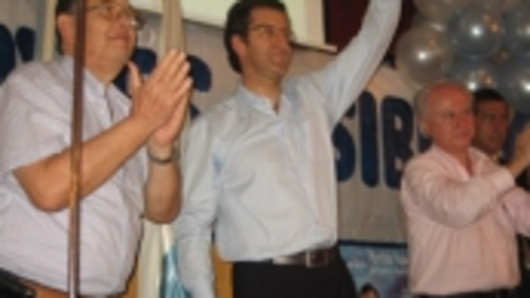 Garc&iacute;a Melle, N&uacute;&ntilde;ez Feij&oacute;o y Castelao Braga&ntilde;a, saludan a los asistentes al mitin.