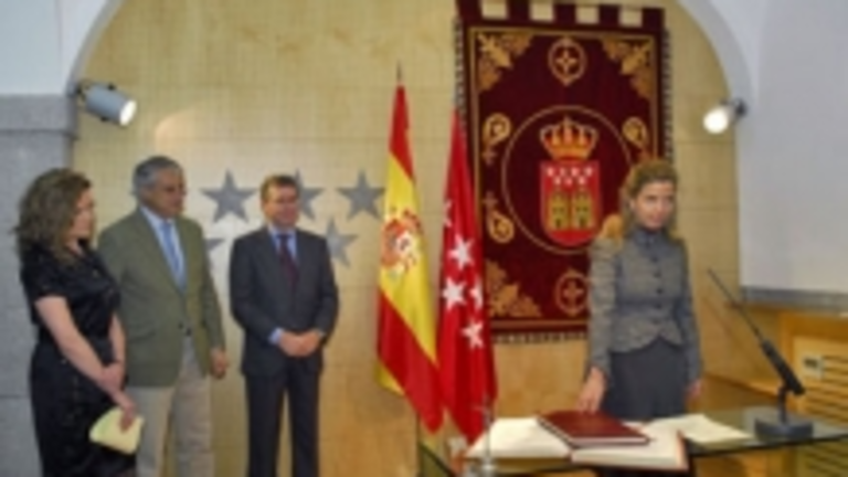 Victoria Cristóbal, en el momento de tomar posesión de su nuevo cargo, acompañada por autoridades de la Consejería de Presidencia.