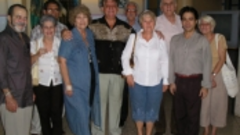 Mary Rico –tercera por la derecha–, junto a un grupo de artistas y emigrantes madrileños en La Habana.