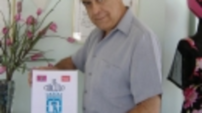 Pedro Llan posa con la revista ‘El Círculo’ de la colectividad que él dirige.