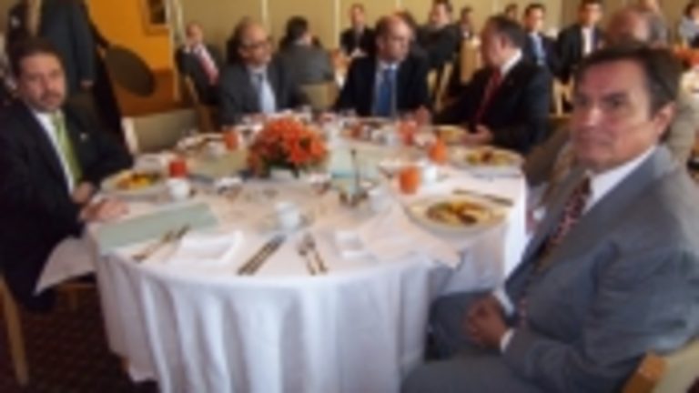 Carmelo Angulo, Carlos Martín Tobalina y Valentín Díez Morodo, acompañados por miembros de la Agrupación.