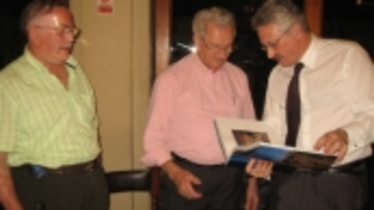 El presidente del Centro de Buenos Aires observa con Trev&iacute;n el presente entregado por el Centro.