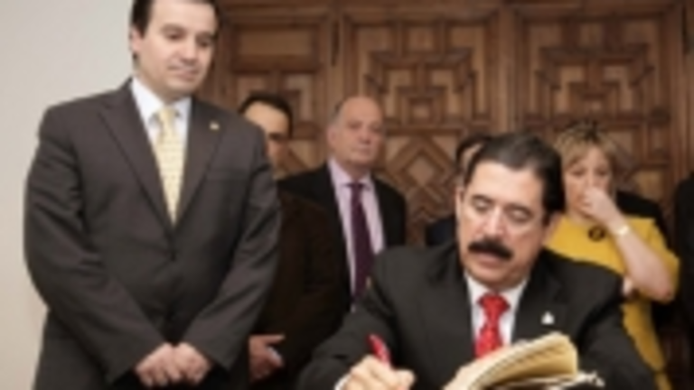  Alonso y Zelaya, firmando en el libro de honor.