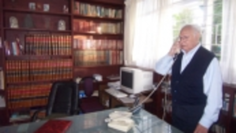 El padre, en su despacho en el seminario.