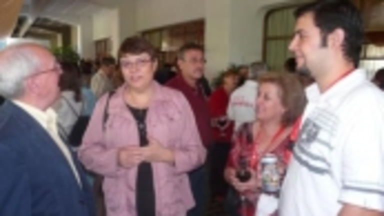 Marsiol Soneira conversa con unos paisanos en Caracas la semana pasada.