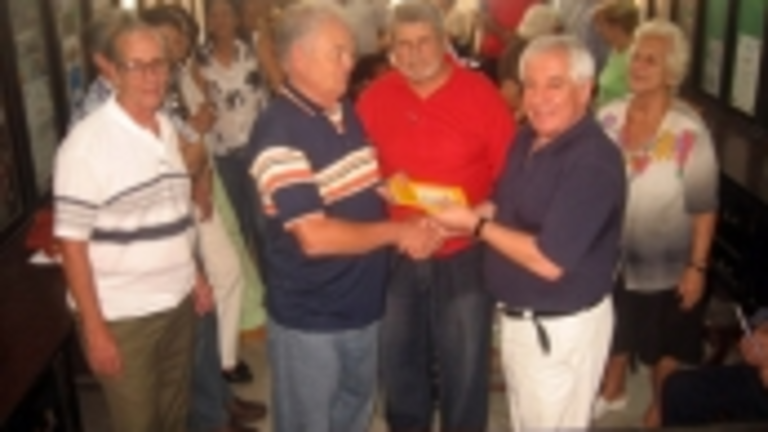 Olegario Sotelo &ndash;a la derecha&ndash; entreg&oacute; un libro al comandante D&iacute;as.