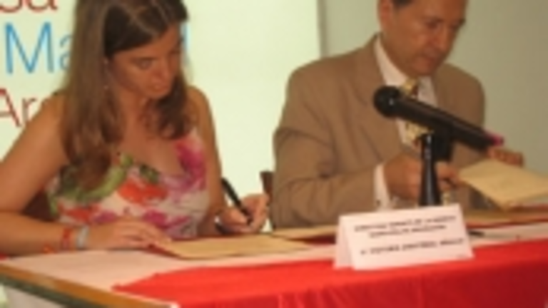 Victoria Cristóbal y Ramón Carballo, presidente de la Casa, ratifican el convenio de colaboración.