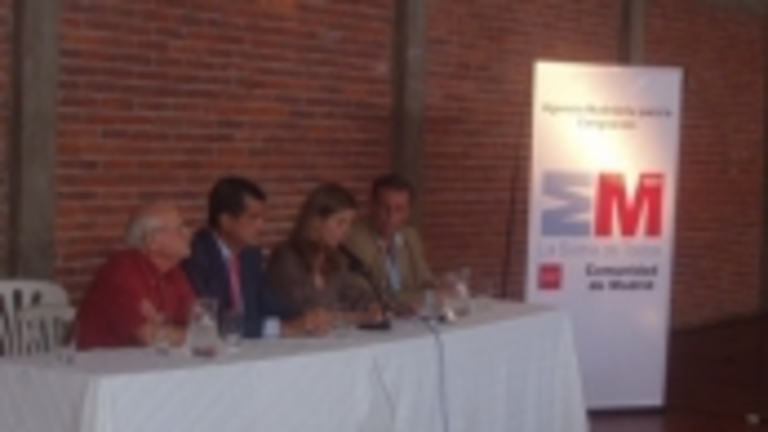 Crisróbal durante la renovación del convenio.