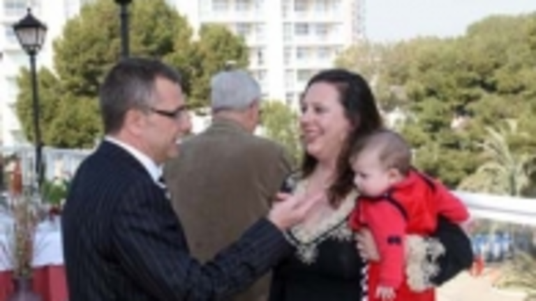 Jordi Bayona saluda al balear m&aacute;s joven del congreso, procedente de Alemania.