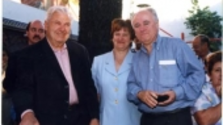 Manuel Jamardo, junto a su esposa y el diputado Castelao Braga&ntilde;a.