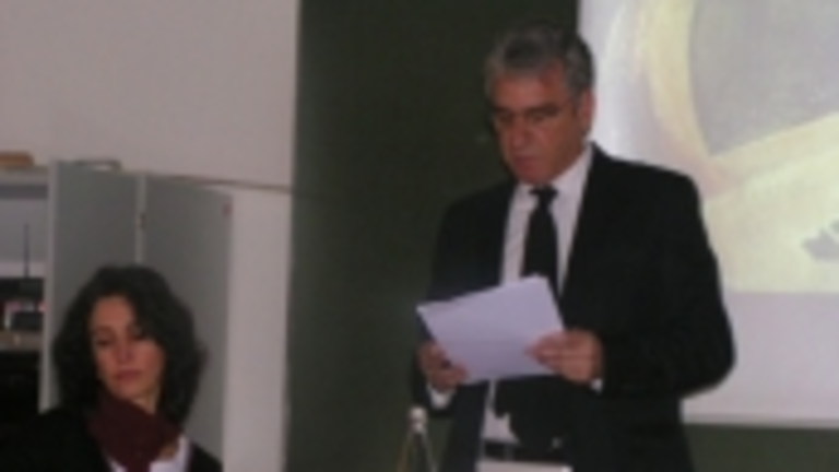 Franco Taboada, durante la conferencia, junto a la traductora Isabel Navarro.