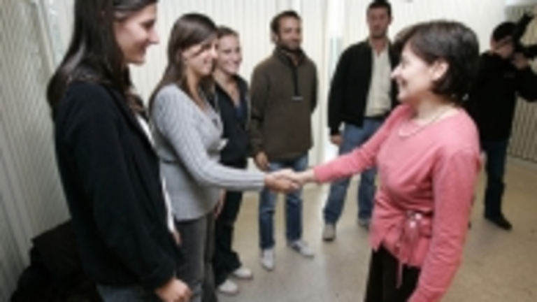 Rubio Vidal saluda a uno de los residentes.