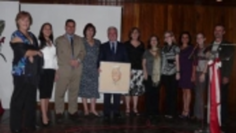 C&aacute;ndido Rodr&iacute;guez, con un retrato obsequiado por sus compa&ntilde;eros.