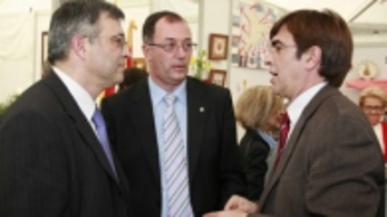 Valent&iacute;n Ruiz &ndash;a la izquierda&ndash; conversa con Francesc Antich.