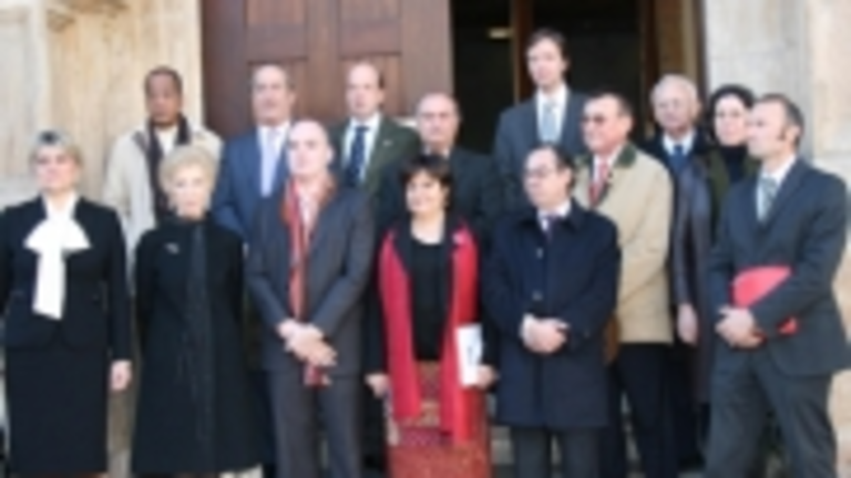 La consejera de Bienestar Social &ndash;en el centro&ndash;, junto a los c&oacute;nsules.