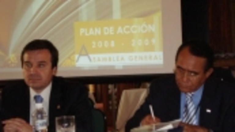 José Ramón Alonso –a la izquierda–, durante la reunión celebrada en Santo Domingo.