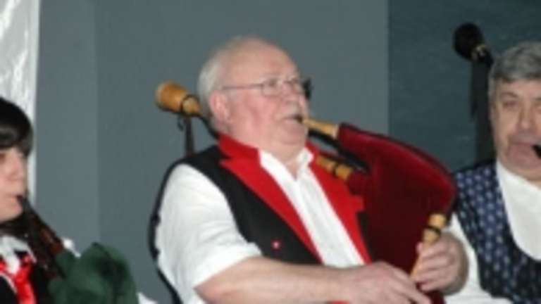 Ramiro Rodr&iacute;guez mostr&oacute; sus cualidades como gaiteiro durante el acto. 