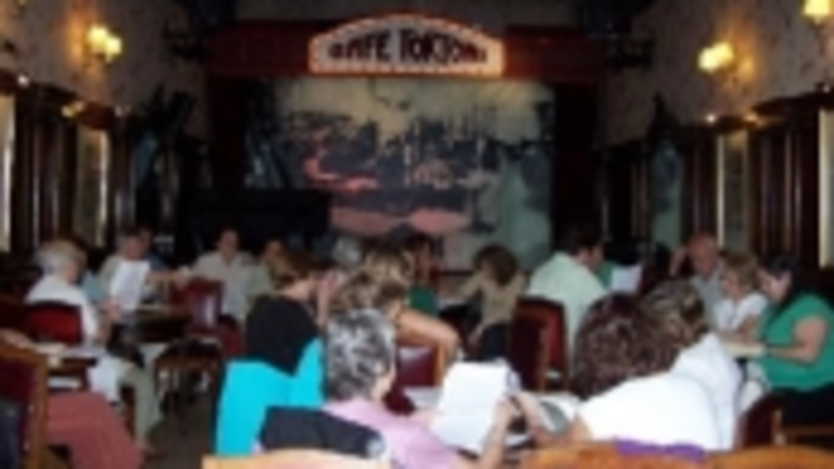  Los asistentes leen los textos y siguen con atenci&oacute;n las indicaciones de las coordinadoras del curso.