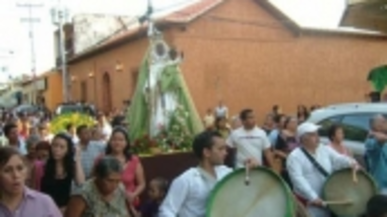  La Virgen de Candelaria es llevada en procesión por las calles de El Sombrero.