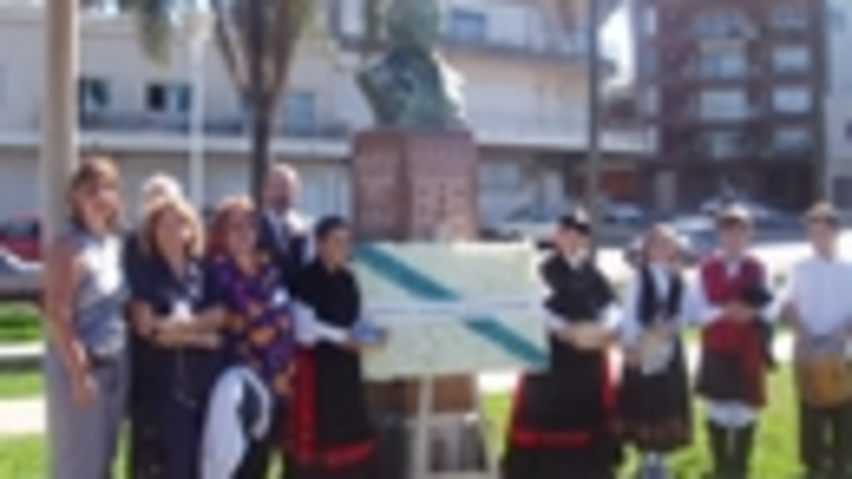 Los asistentes  participaron en la ofrenda en el monumento a Rosal&iacute;a de Castro. 