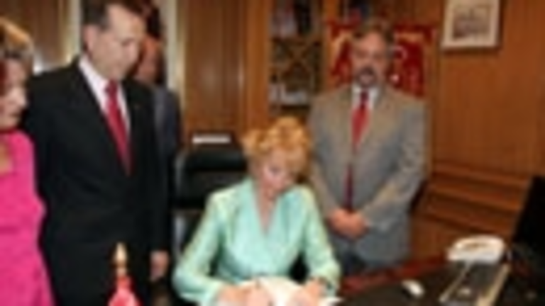  Esperanza Aguirre firma en el libro de oro de la Casa de Madrid ante sus directivos.