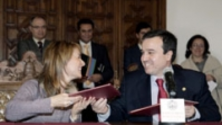  Isabel Alonso y José Ramón Alonso, durante la firma del convenio.