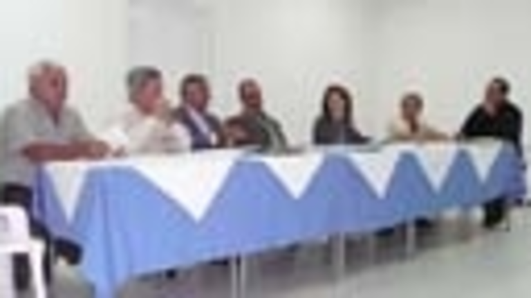 Junta Directiva, acompa&ntilde;ada de dos integrantes de la Comisi&oacute;n Electoral.