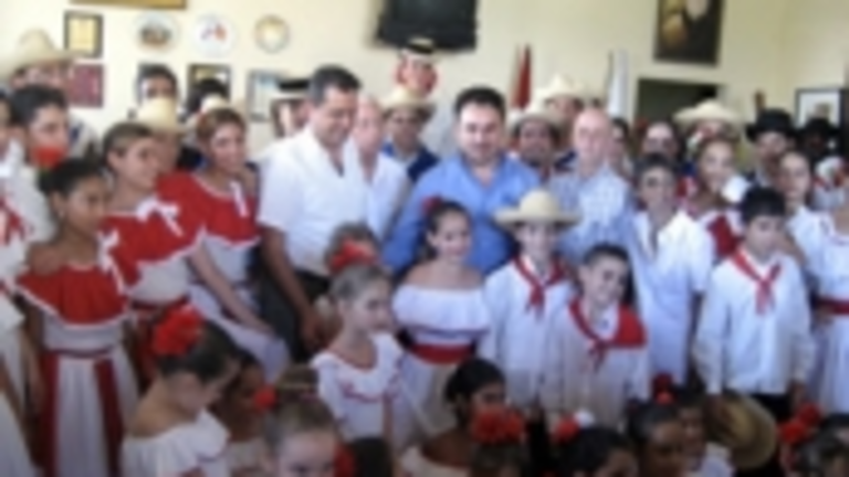  Moisés Plasencia, junto a directivos y los cuerpos de baile de Villa Clara.
