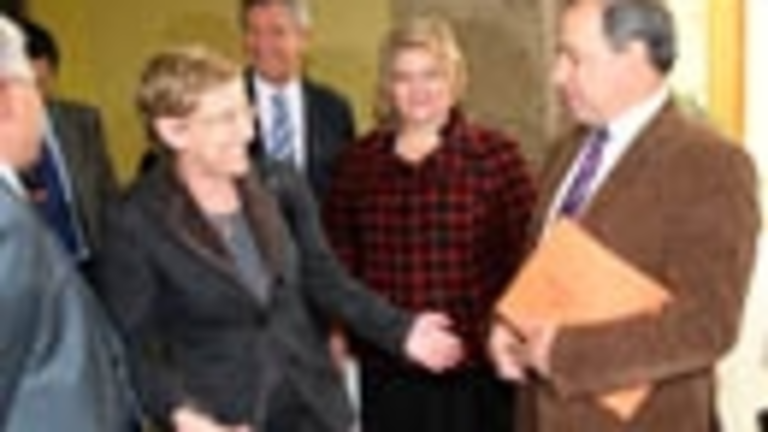  Jos&eacute; Tom&eacute; conversa con la presidenta del Parlamento, Dolores Villarino.